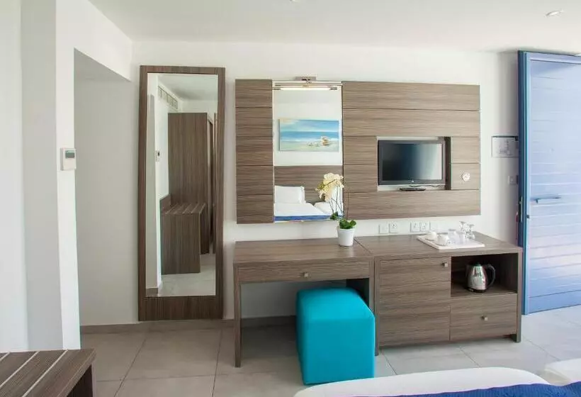 Limanaki Beach Hotel & Suites