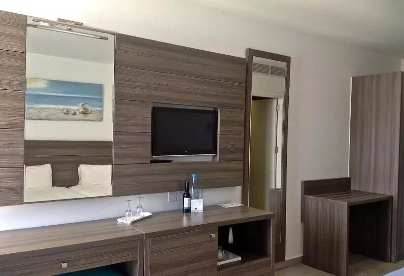 Limanaki Beach Hotel & Suites