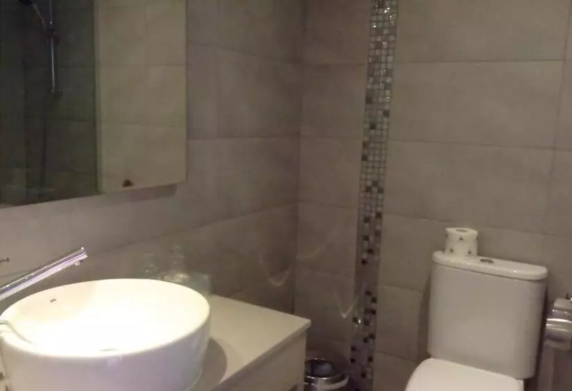 Limanaki Beach Hotel & Suites