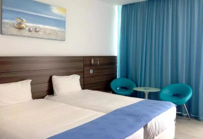 Limanaki Beach Hotel & Suites