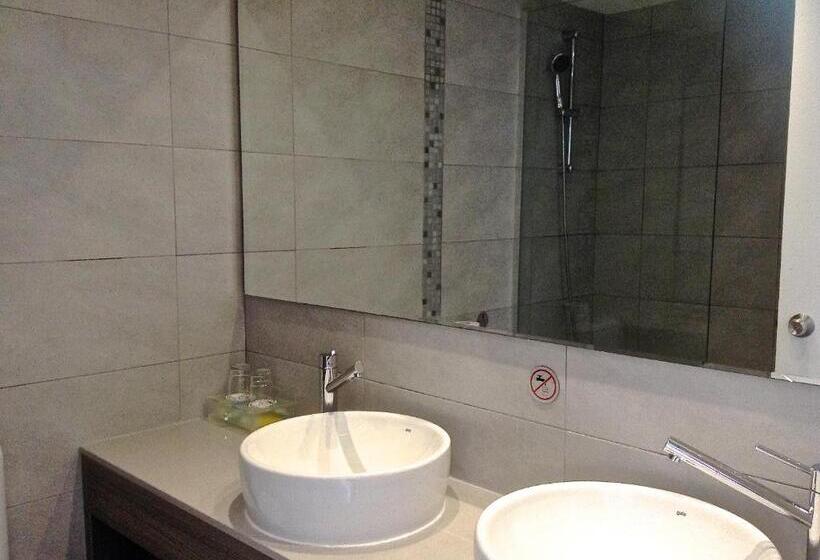 Limanaki Beach Hotel & Suites