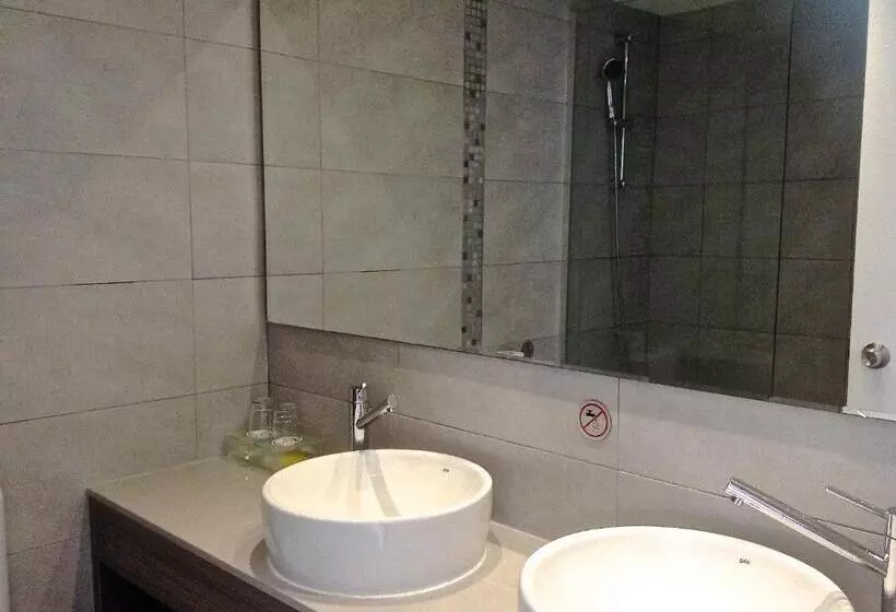 Limanaki Beach Hotel & Suites