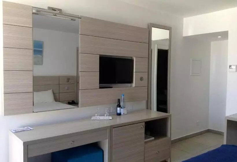 Limanaki Beach Hotel & Suites