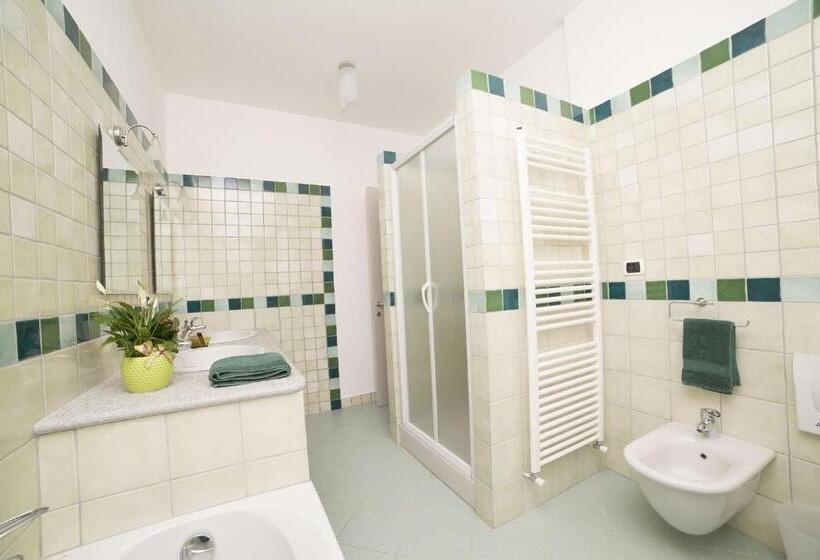 Отель B&b La Frola