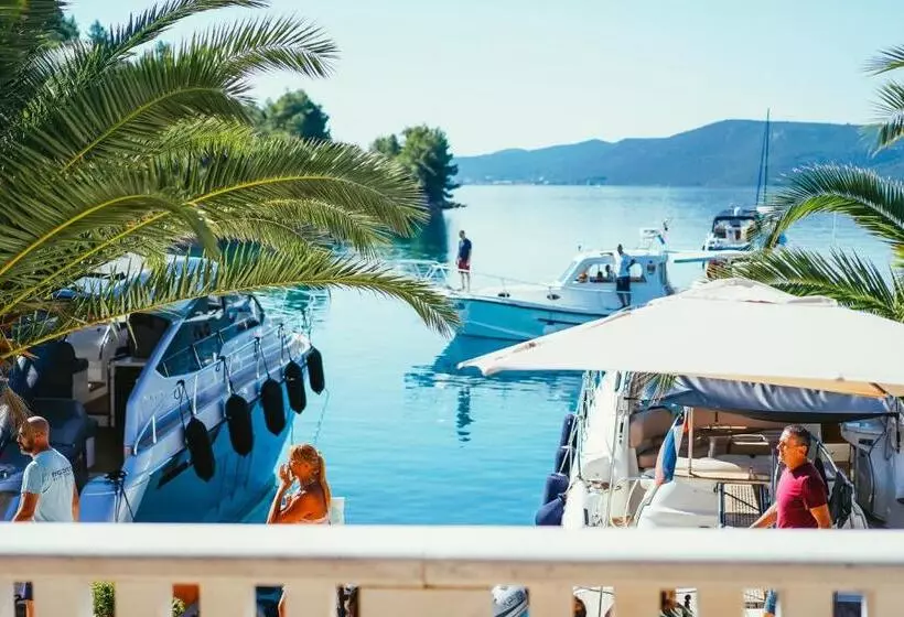 پانسیون Villa Rava Hotel & Restaurant