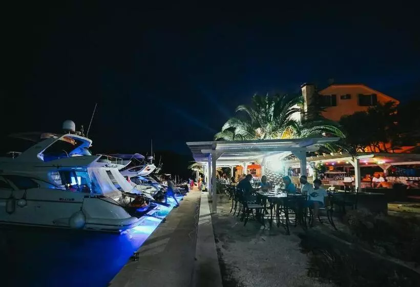 پانسیون Villa Rava Hotel & Restaurant