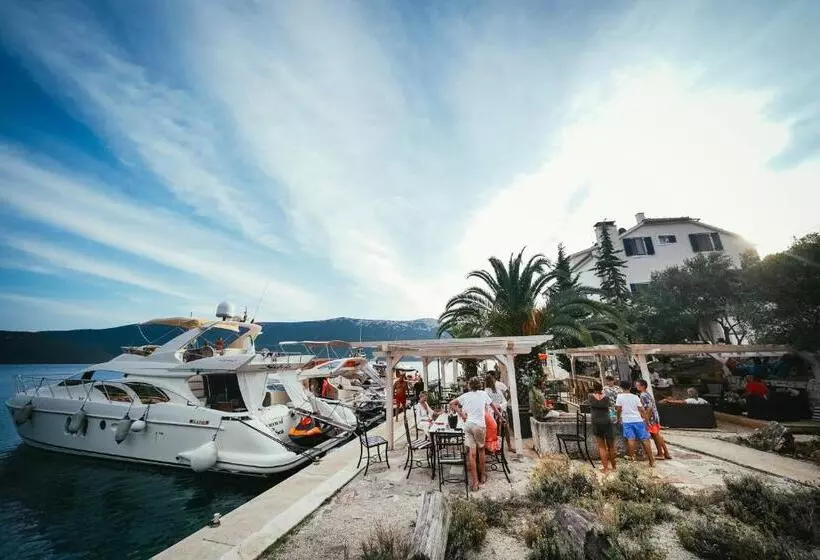 پانسیون Villa Rava Hotel & Restaurant