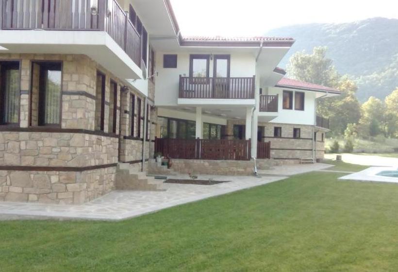 פנסיון Aleksandrina