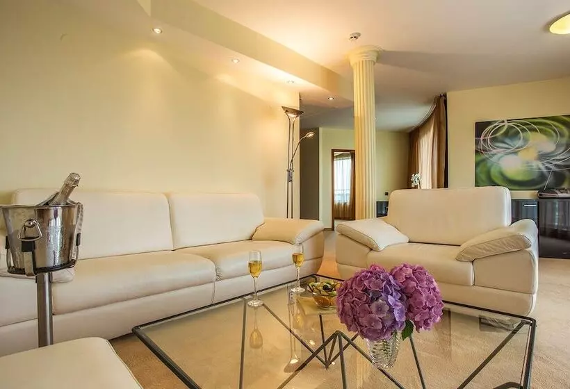 Europe Hotel   Free Underground Parking