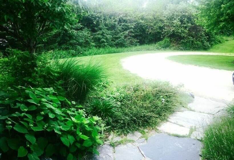 فندق صغير The Glen Huron Inn