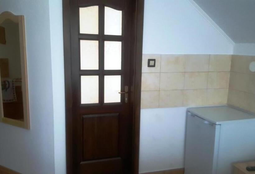 تختخواب و صبحانه Hazanéző Panzió