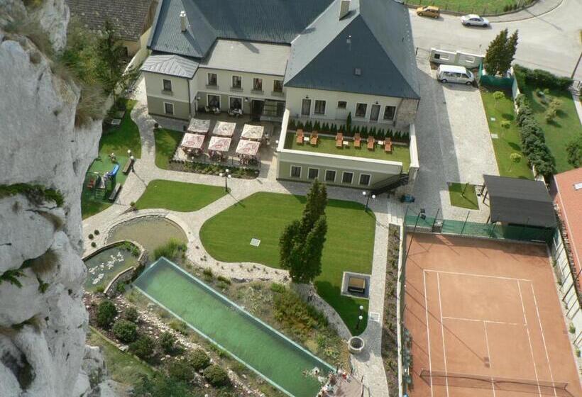 فندق Kúria Beckov Penzión