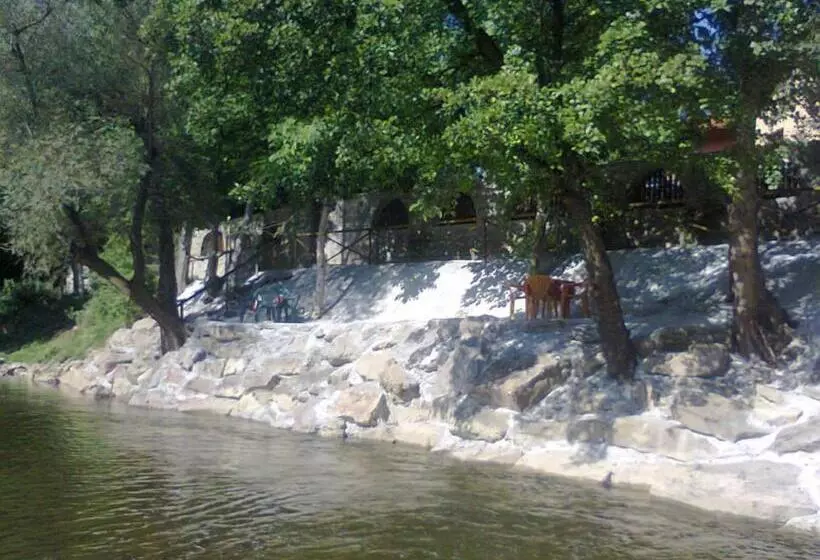 Majatalo къща за гости там край реката