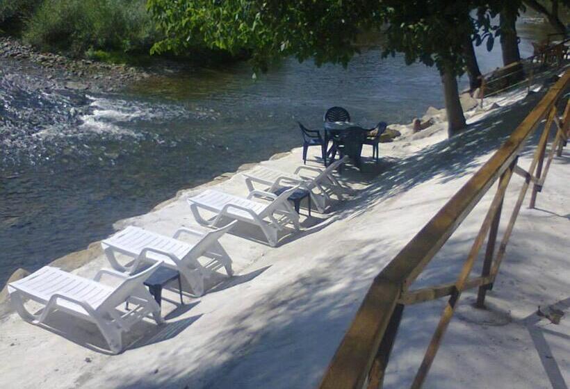 Пансион къща за гости там край реката