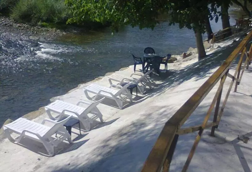 Majatalo къща за гости там край реката