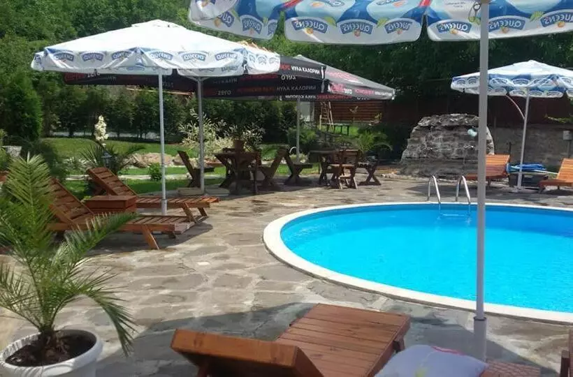 Majatalo къща за гости там край реката