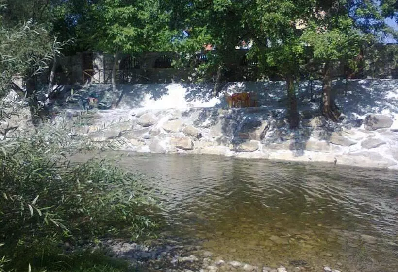 Majatalo къща за гости там край реката