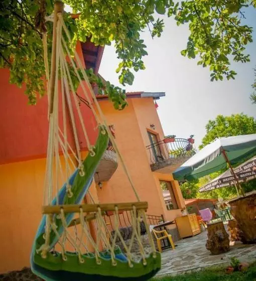 Majatalo къща за гости там край реката