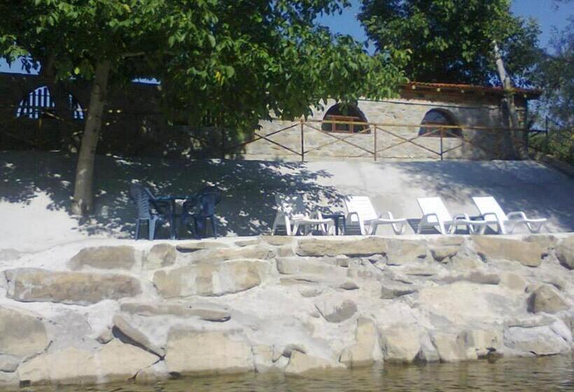 Пансион къща за гости там край реката