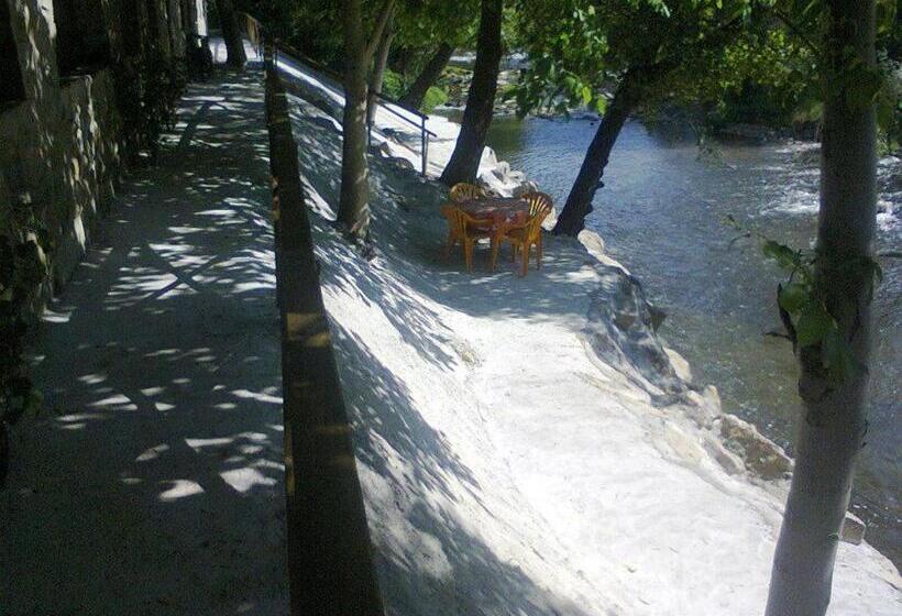 Пансион къща за гости там край реката