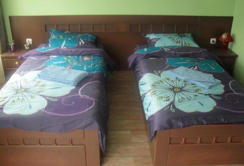 Пансион къща за гости там край реката