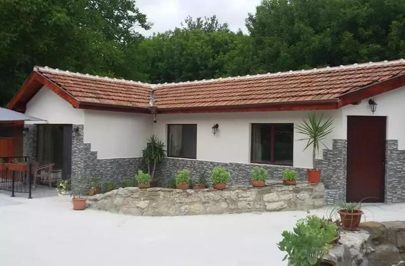 Majatalo къща за гости там край реката