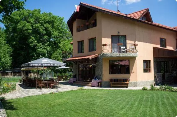 Majatalo къща за гости там край реката