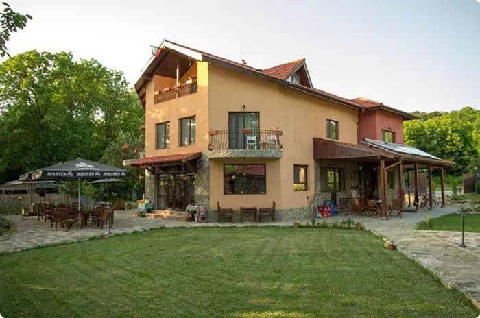 Majatalo къща за гости там край реката