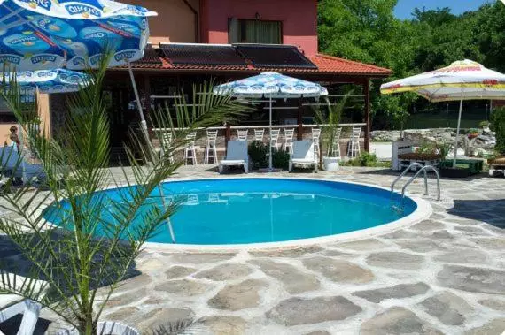 Majatalo къща за гости там край реката