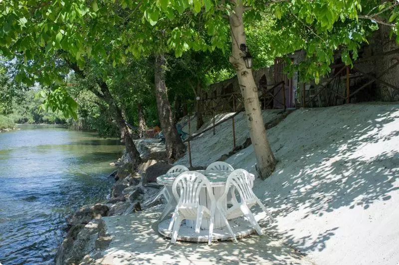 Majatalo къща за гости там край реката