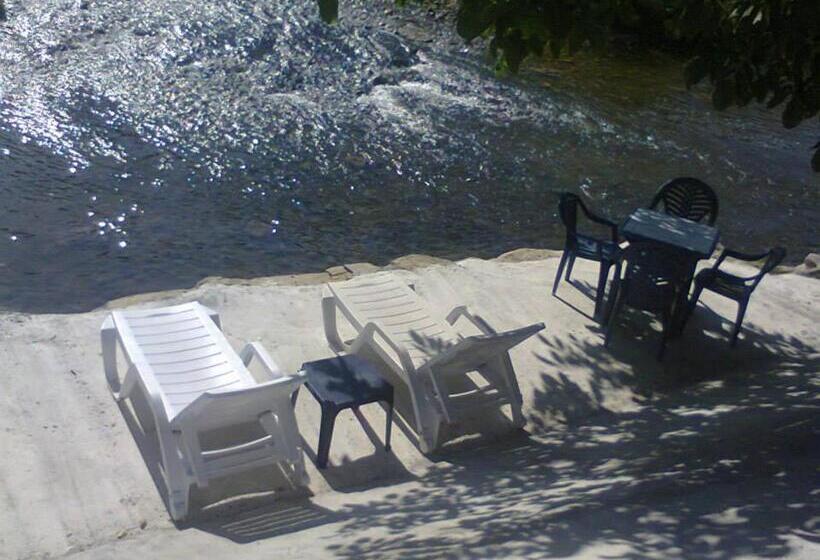 Пансион къща за гости там край реката