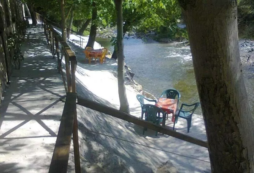 Majatalo къща за гости там край реката