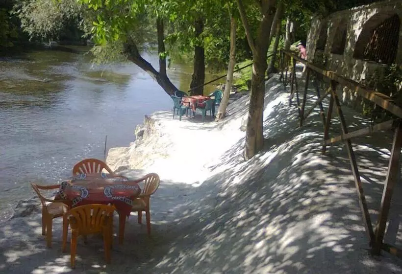 Majatalo къща за гости там край реката