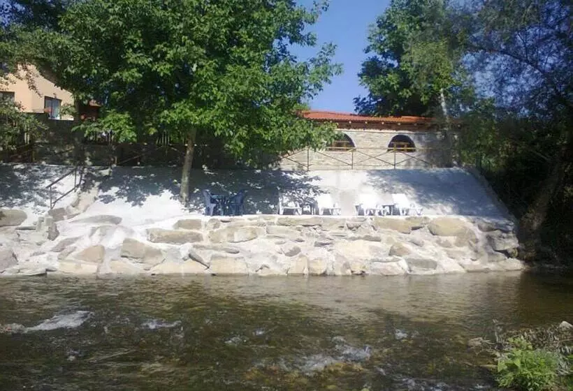 Majatalo къща за гости там край реката