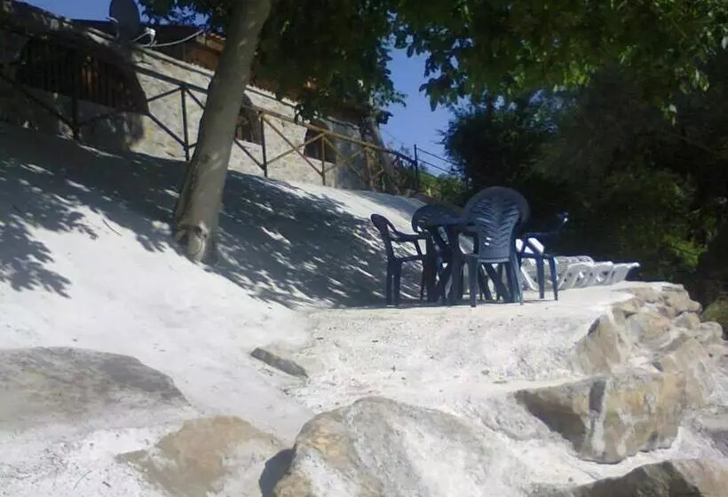 Majatalo къща за гости там край реката