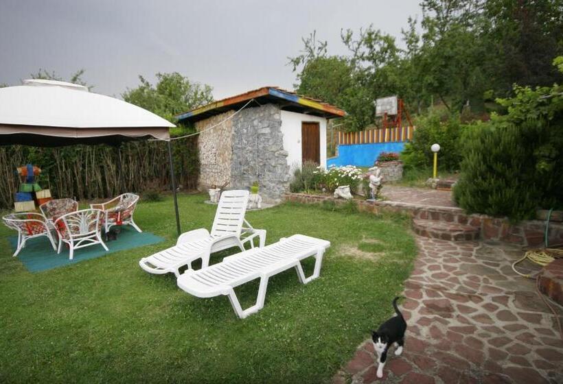 פנסיון Chuchi Guest House 1