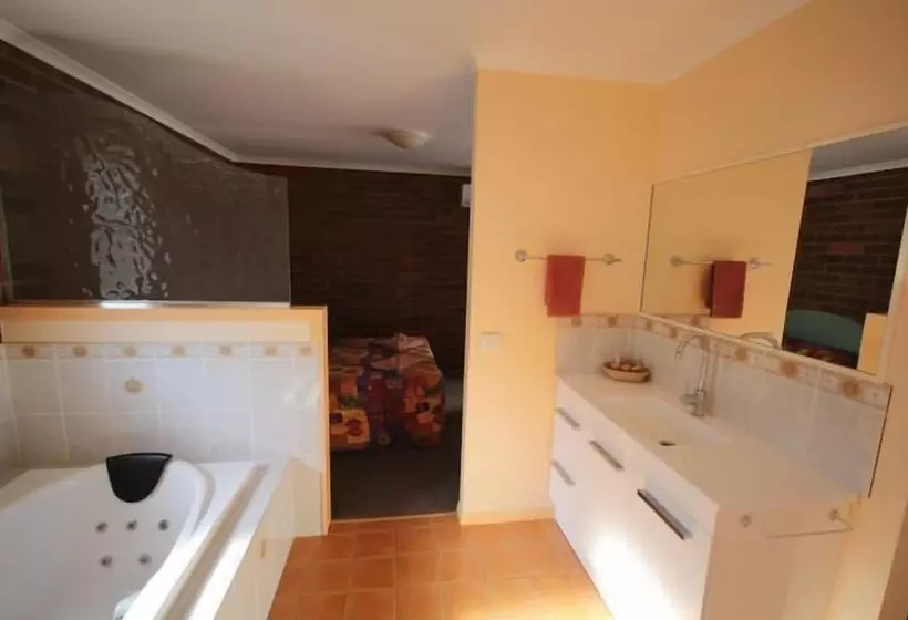 Rubyvale Motel & Holiday Units   An Adults Only Getaway