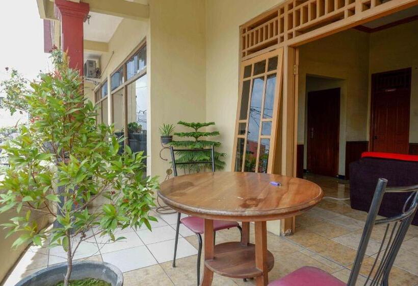 Otel Reddoorz Near Rumah Sakit Ortopedi Dr Soeharso