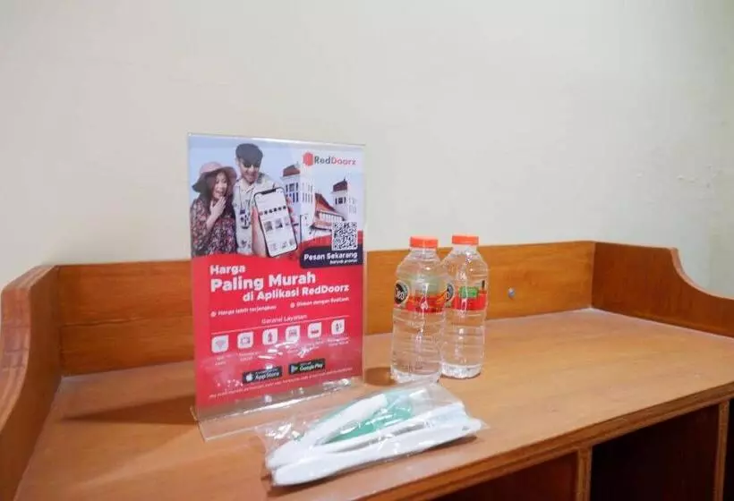 ホテル Reddoorz Near Rumah Sakit Ortopedi Dr Soeharso
