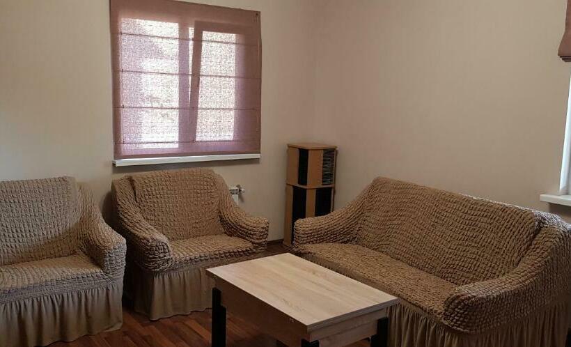 Pensió Goratwins Guest House Near Boryspil Airport