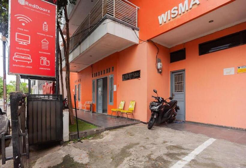 Pensjonat Reddoorz Syariah Near Grand Galaxy Park