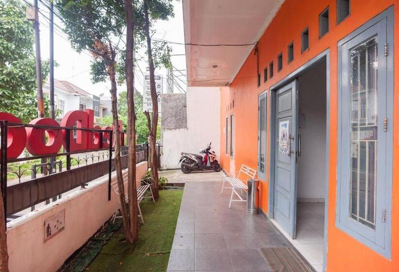 Pensjonat Reddoorz Syariah Near Grand Galaxy Park