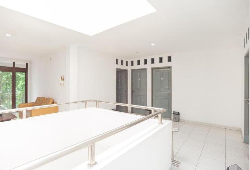 Pensjonat Reddoorz Syariah Near Grand Galaxy Park