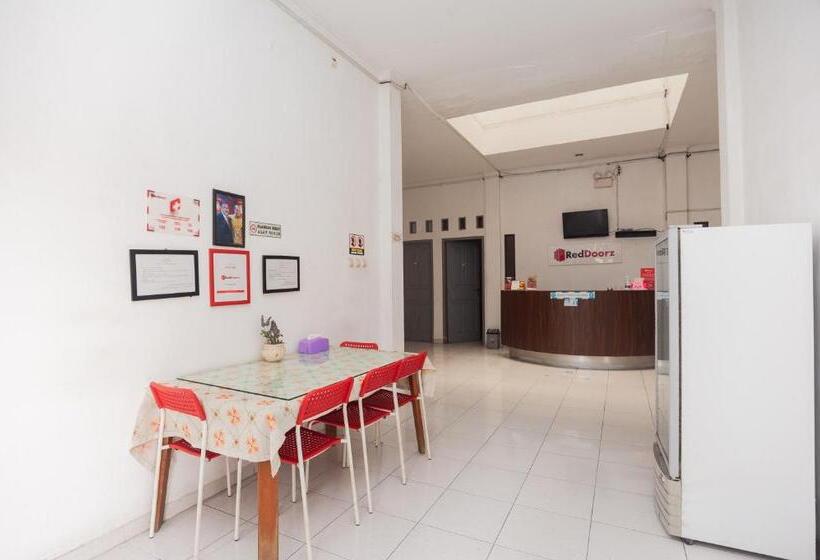 Pensjonat Reddoorz Syariah Near Grand Galaxy Park