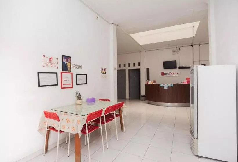 Majatalo Reddoorz Syariah Near Grand Galaxy Park