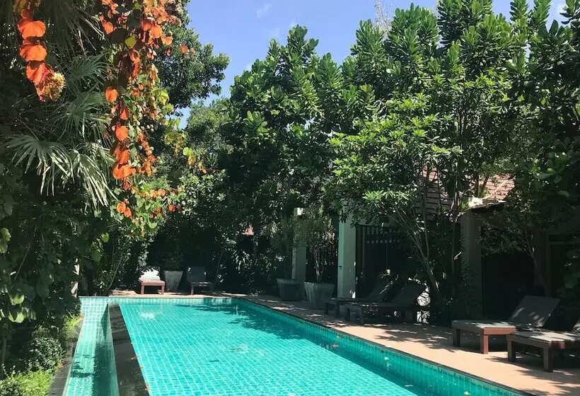 Hotelli Baan Klang Aow Beach Resort