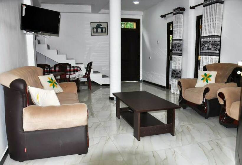 Отель Dineth Villa