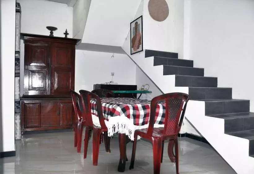 ホテル Dineth Villa