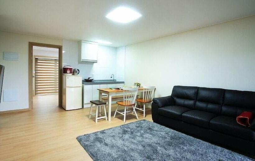 בית מלון כפרי Gotjawal Geomun Oreum Pension