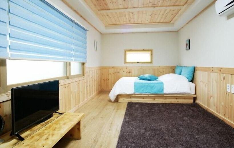 בית מלון כפרי Gotjawal Geomun Oreum Pension